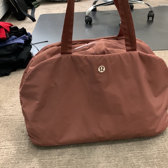 Lululemon tennis bag, Mauve, a few ink stains as pictured - Picture 4 of 6